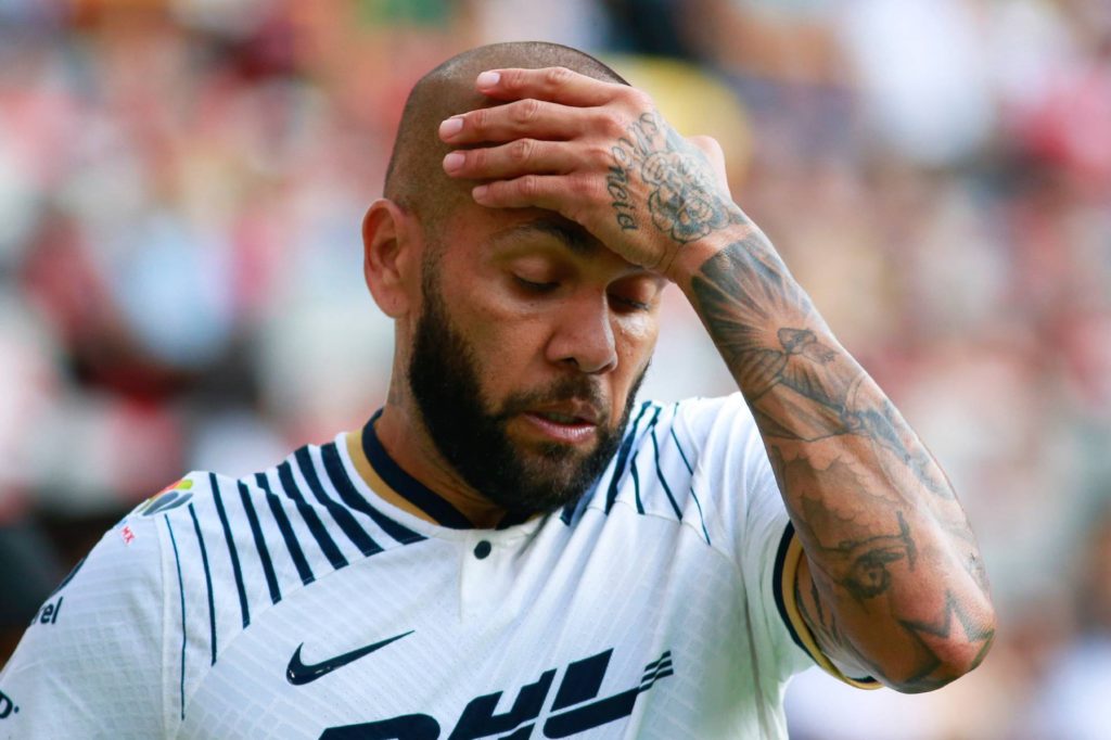 Casos de racismo en el Fútbol  Dani Alves